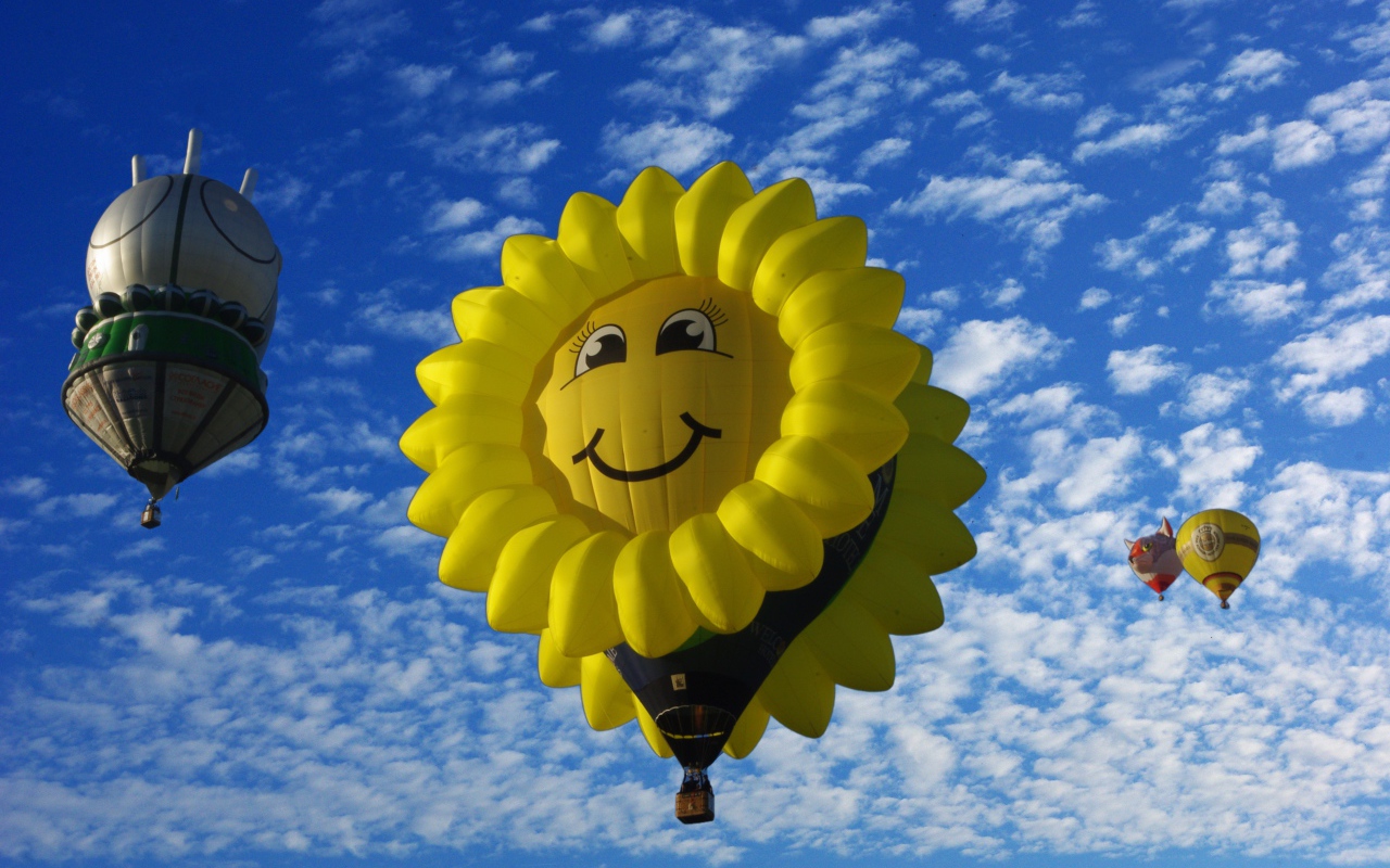 Красивые воздушные шары в голубом небе 