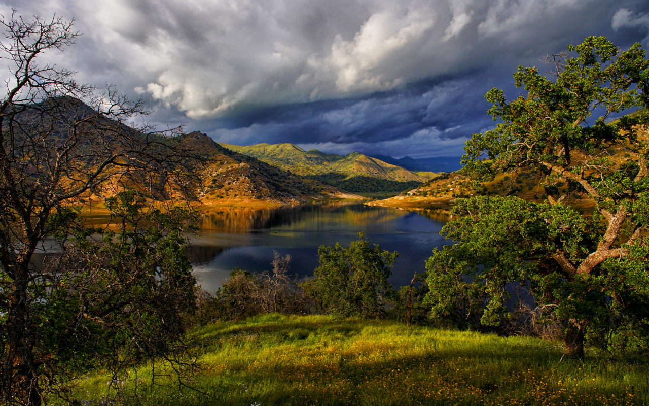 Черные грозовые облака над озером в горах 