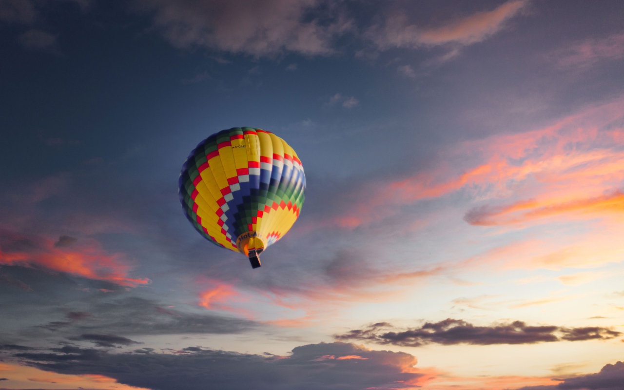 Разноцветный воздушный шар в небе 