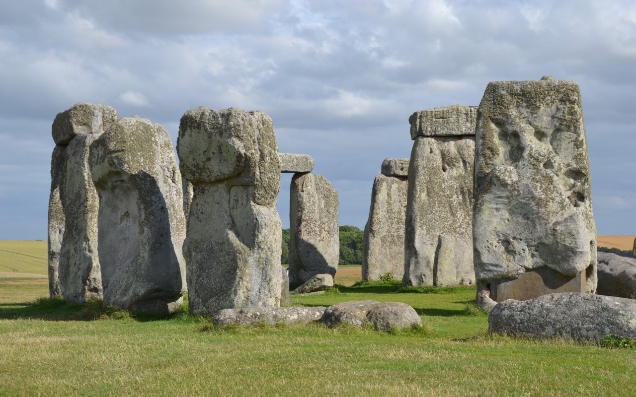 Каменное сооружение  стоунхендж под небом с облаками 