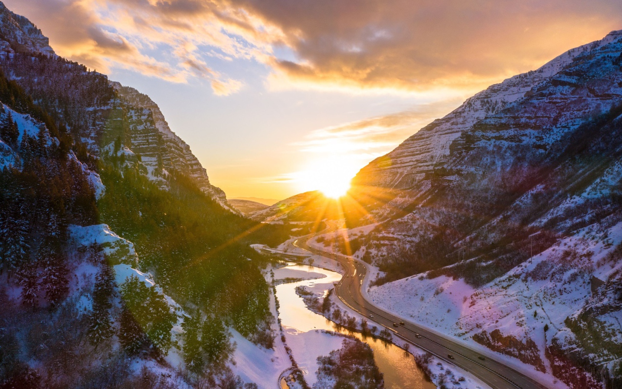 Дорога в каньоне между гор в лучах яркого солнца