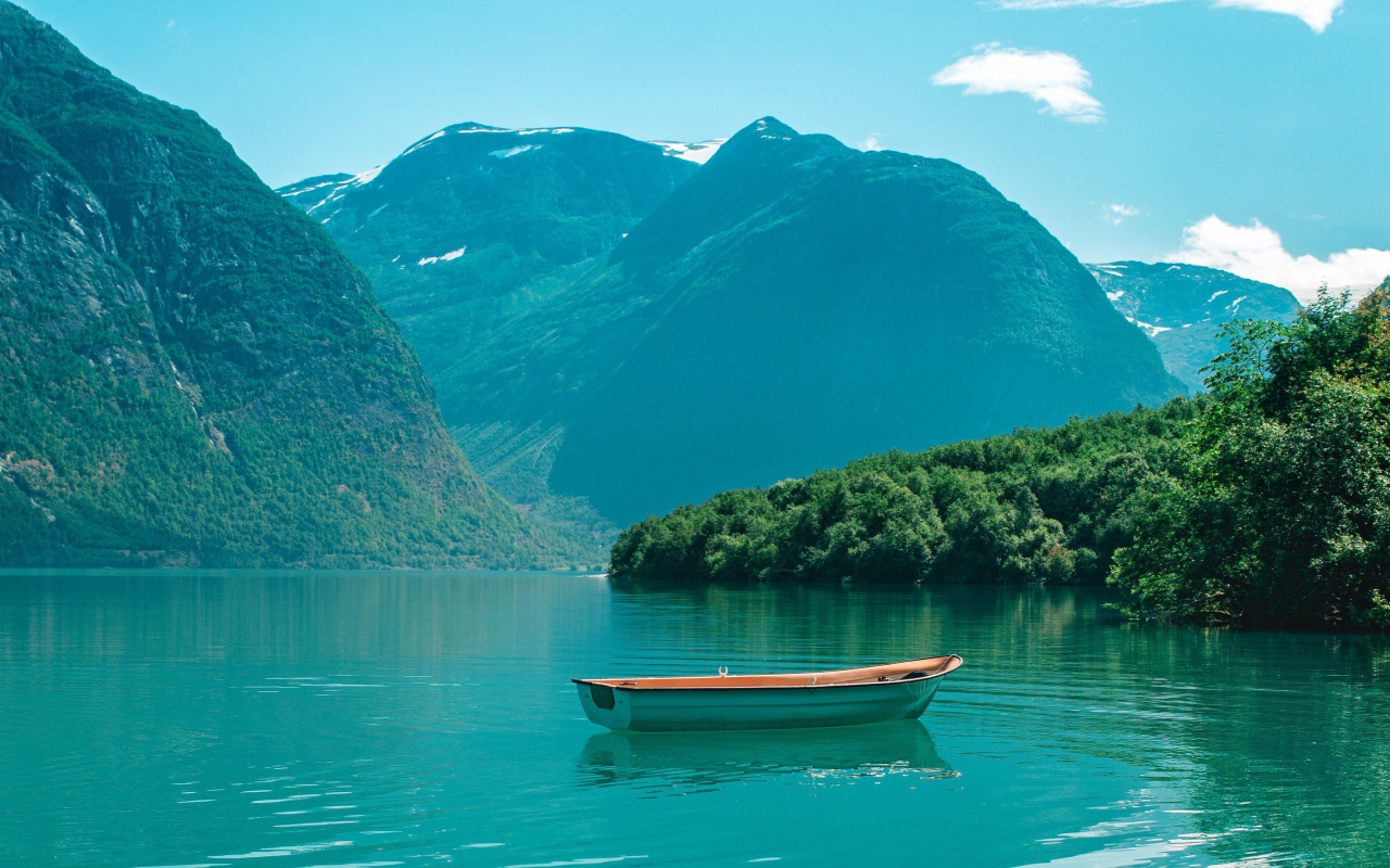 Лодка в воде озера в горах 