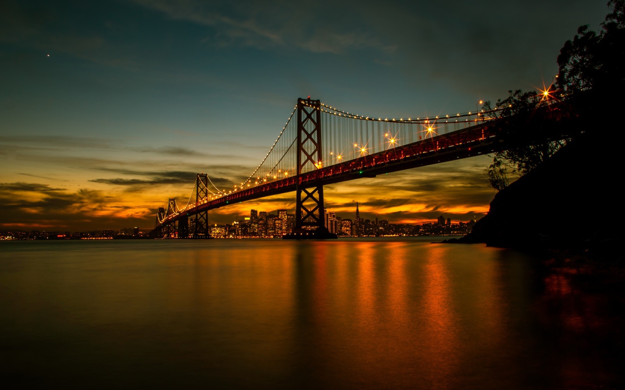 Мост с фонарями ночью над рекой 