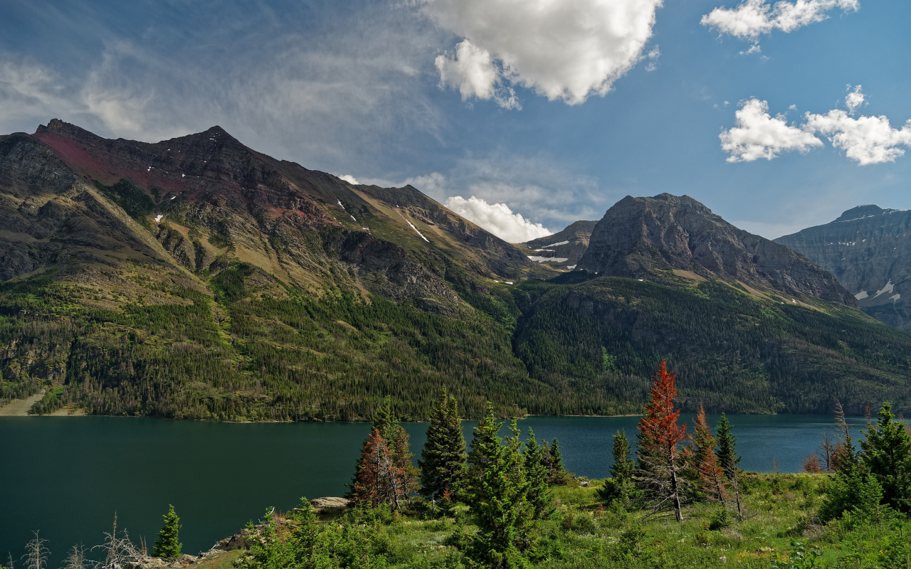 Озеро в живописном парке у гор, США