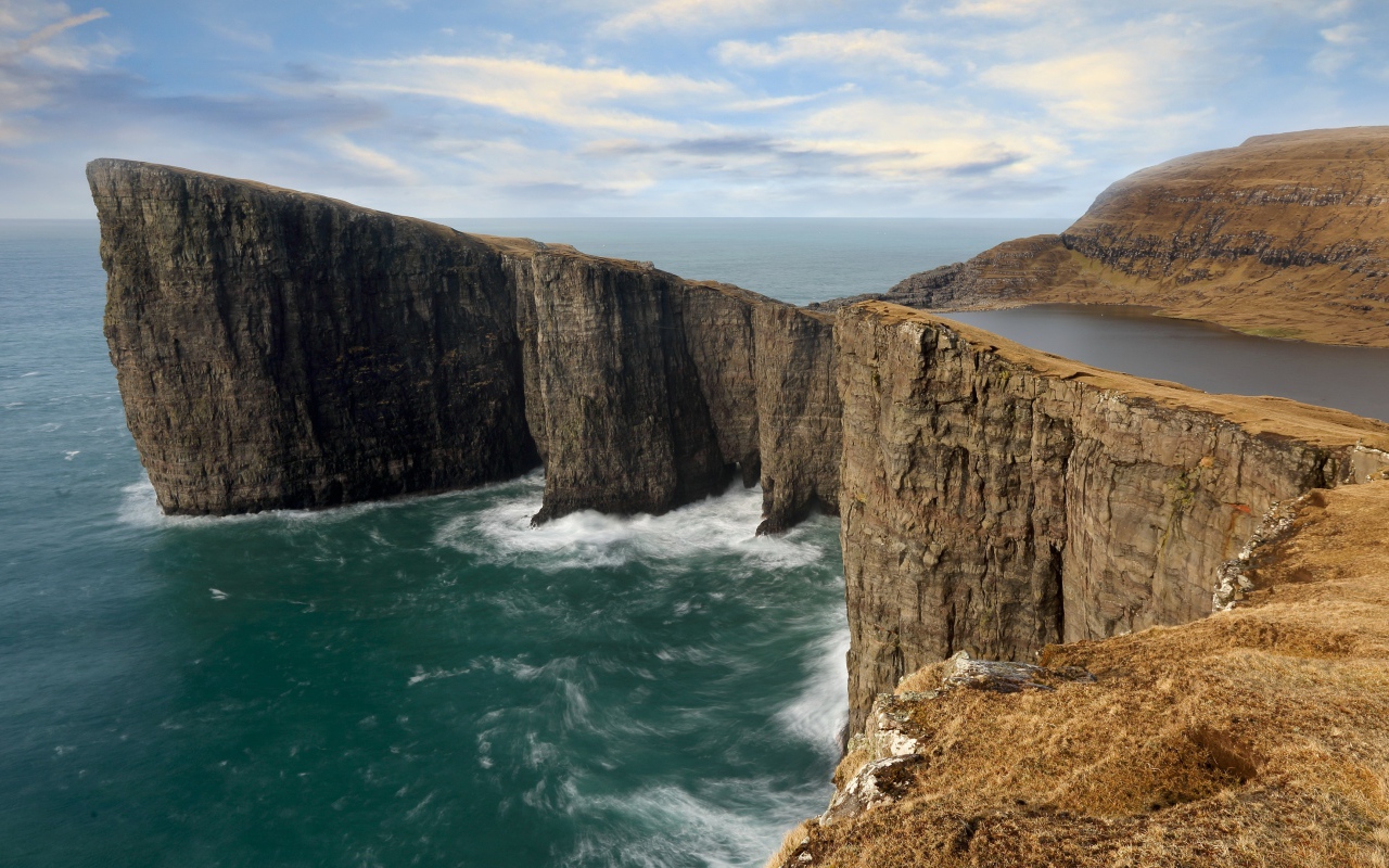 Река стекает в море по береговой линии 