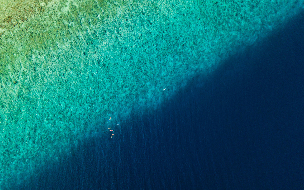 Вид сверху на спокойное голубое море 