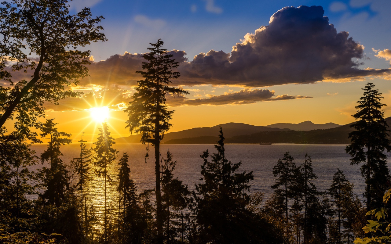 Закат солнца над озером в небе с облаками 