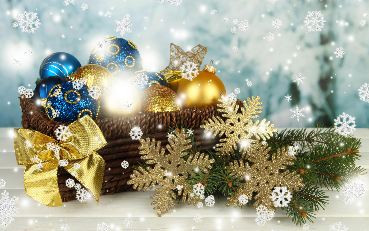 Красивые елочные игрушки в корзине на Новый год 2021
