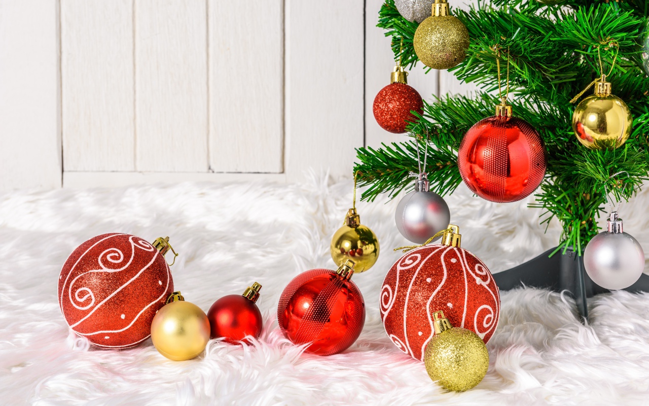 Красные и золотистые шарики с елкой на новый год 