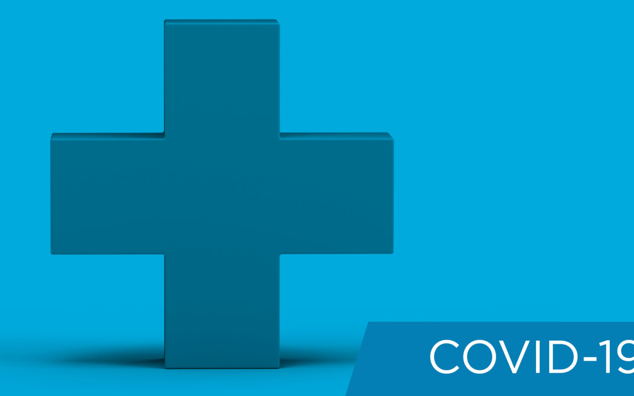  Крест и надпись Covid-19 на голубом фоне, пандемия коронавирус