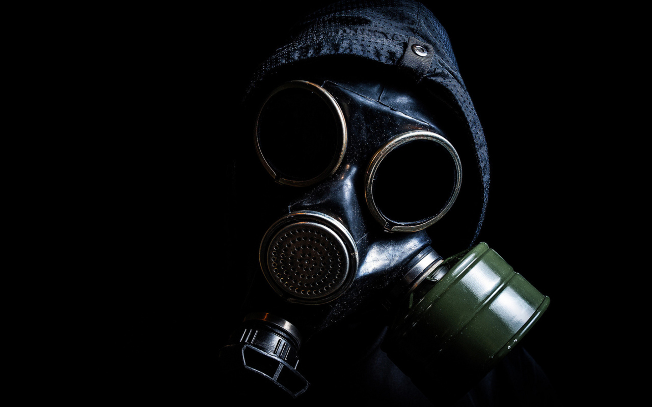 Парень в противогазе на черном фоне, пандемия коронавирус