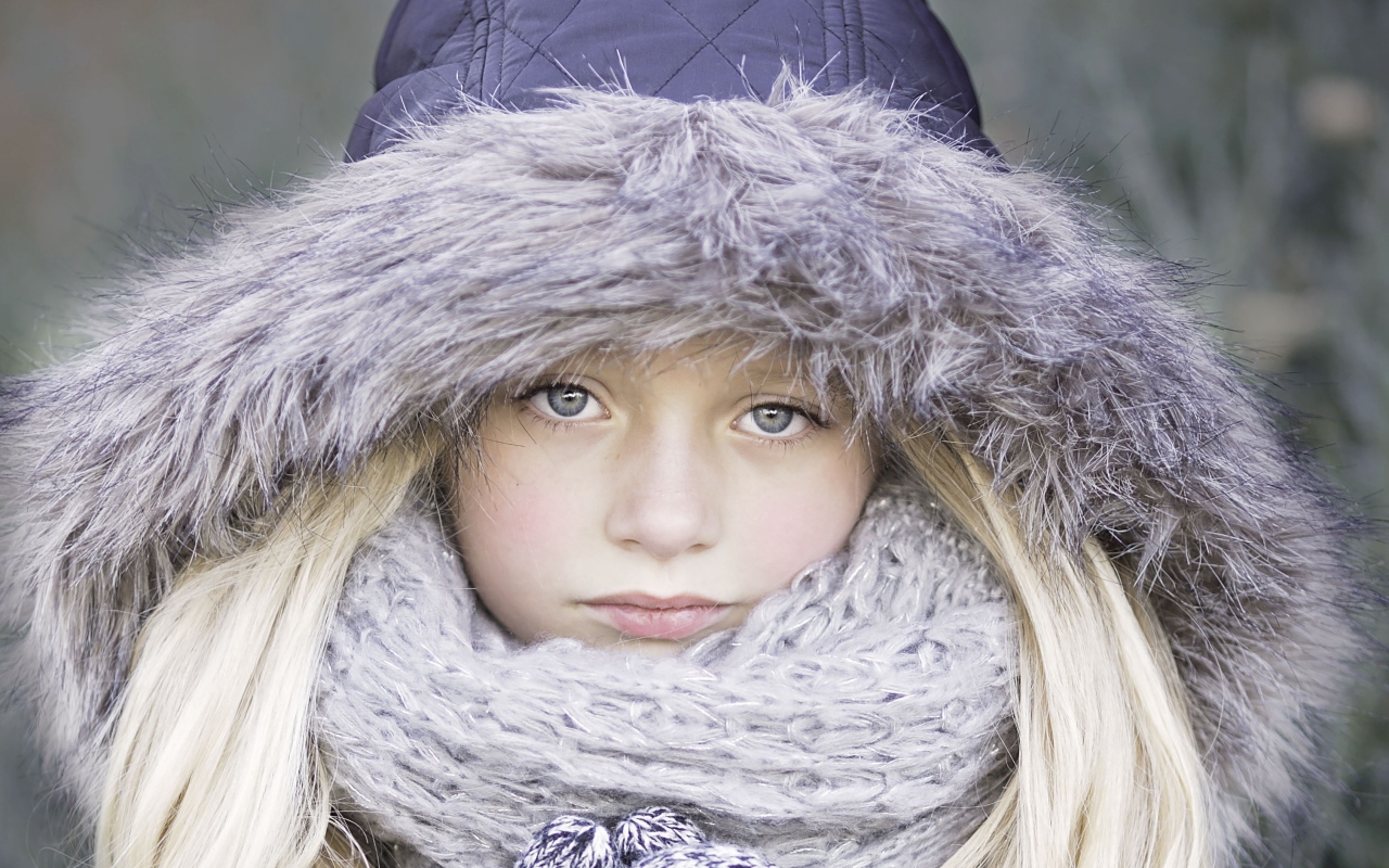 Девочка в теплой куртке зимой