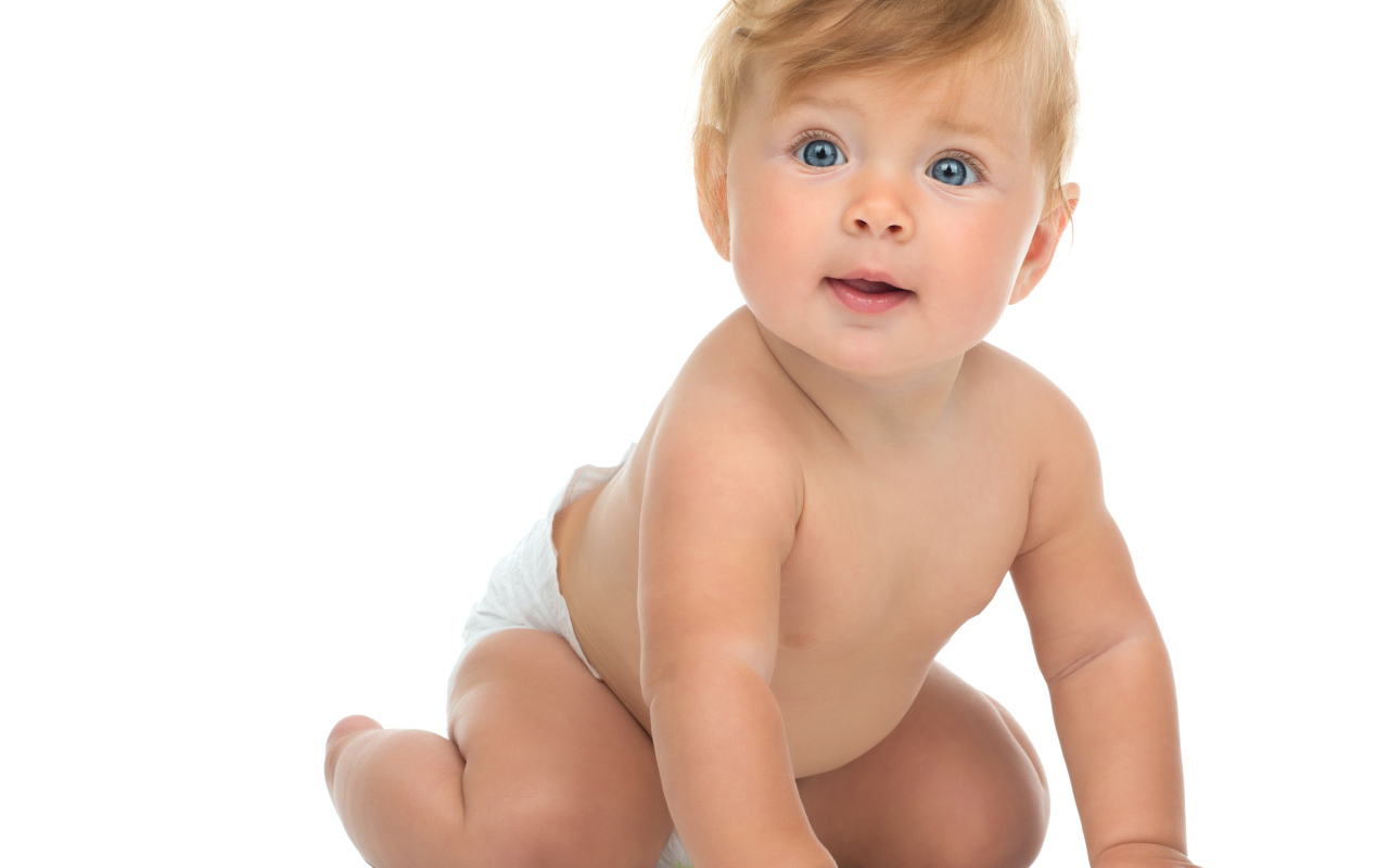 Маленький голубоглазый ребенок на белом фоне