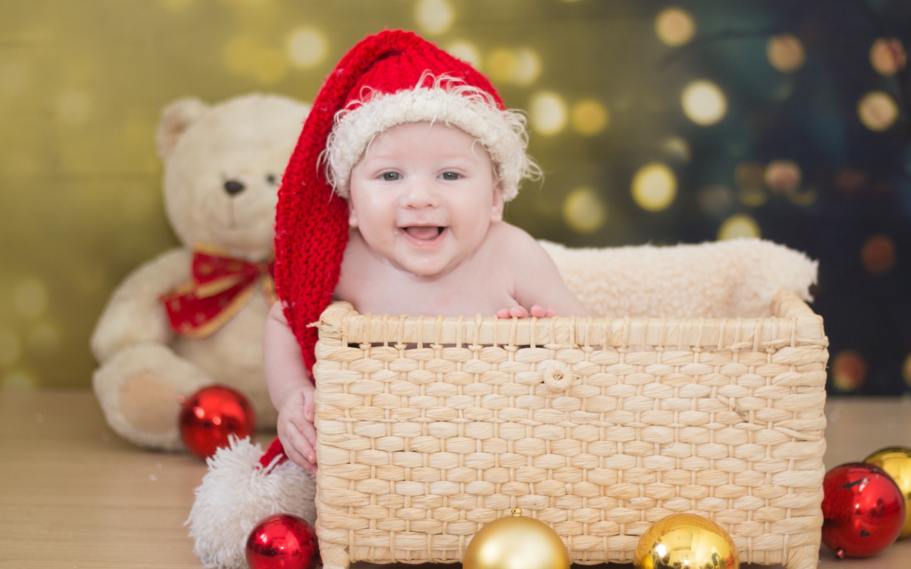 Улыбающийся малыш в корзине на новый год 