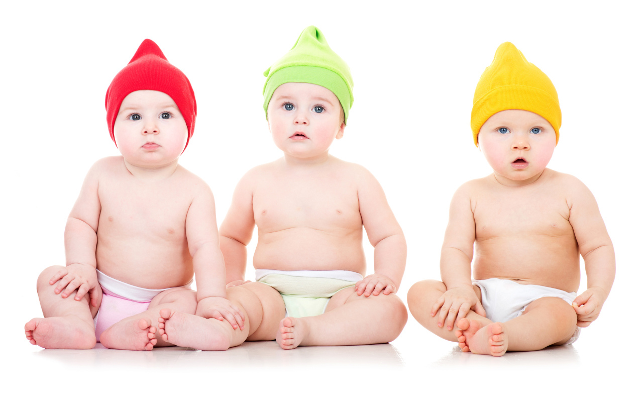 Три маленьких  мальчика на белом фоне