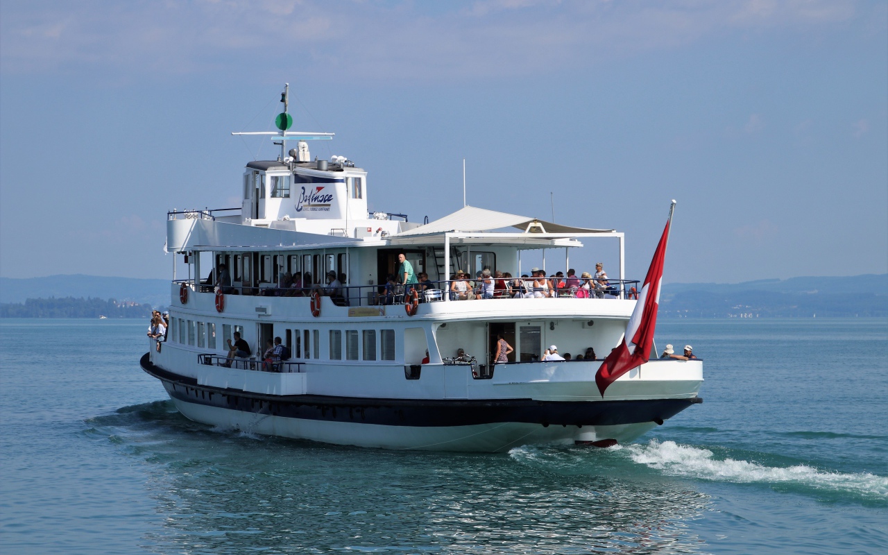 Круизный теплоход плывет по воде 