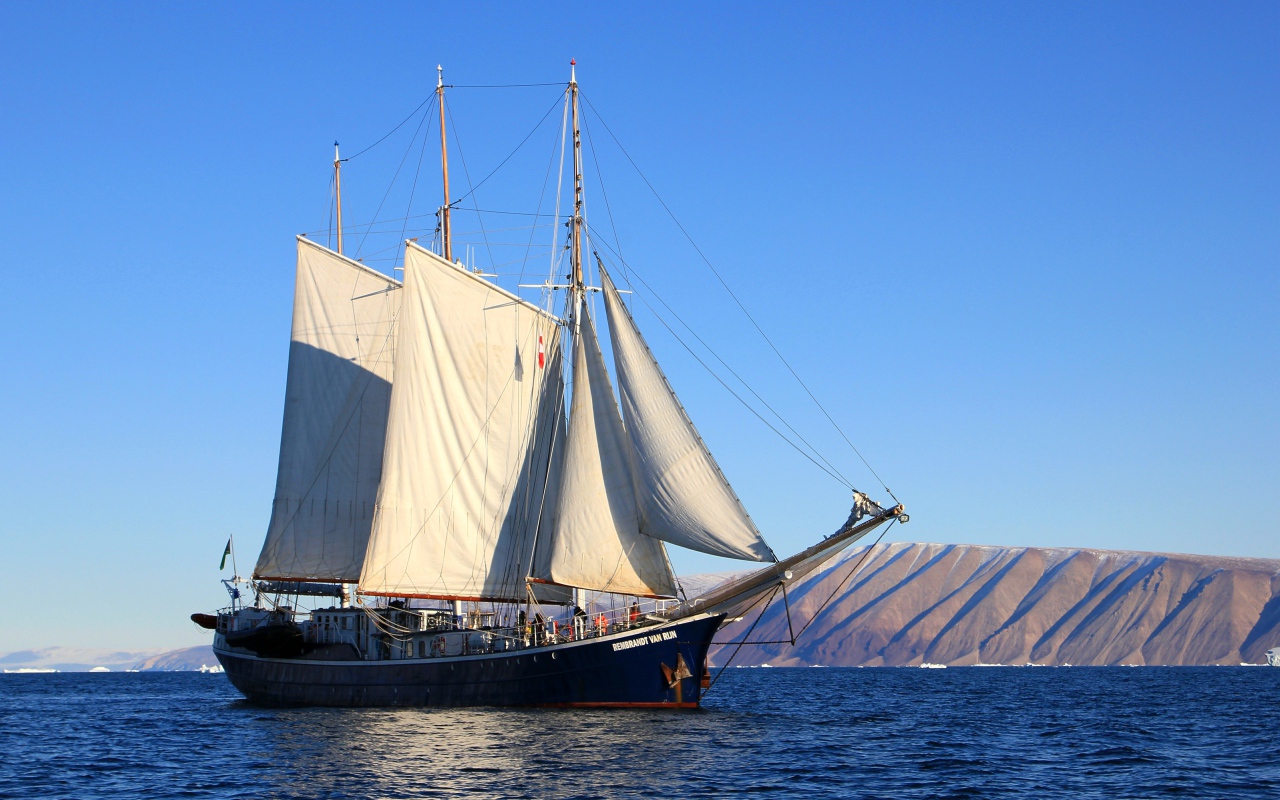 Большая парусная яхта REMBRANT VAN RUN  в море