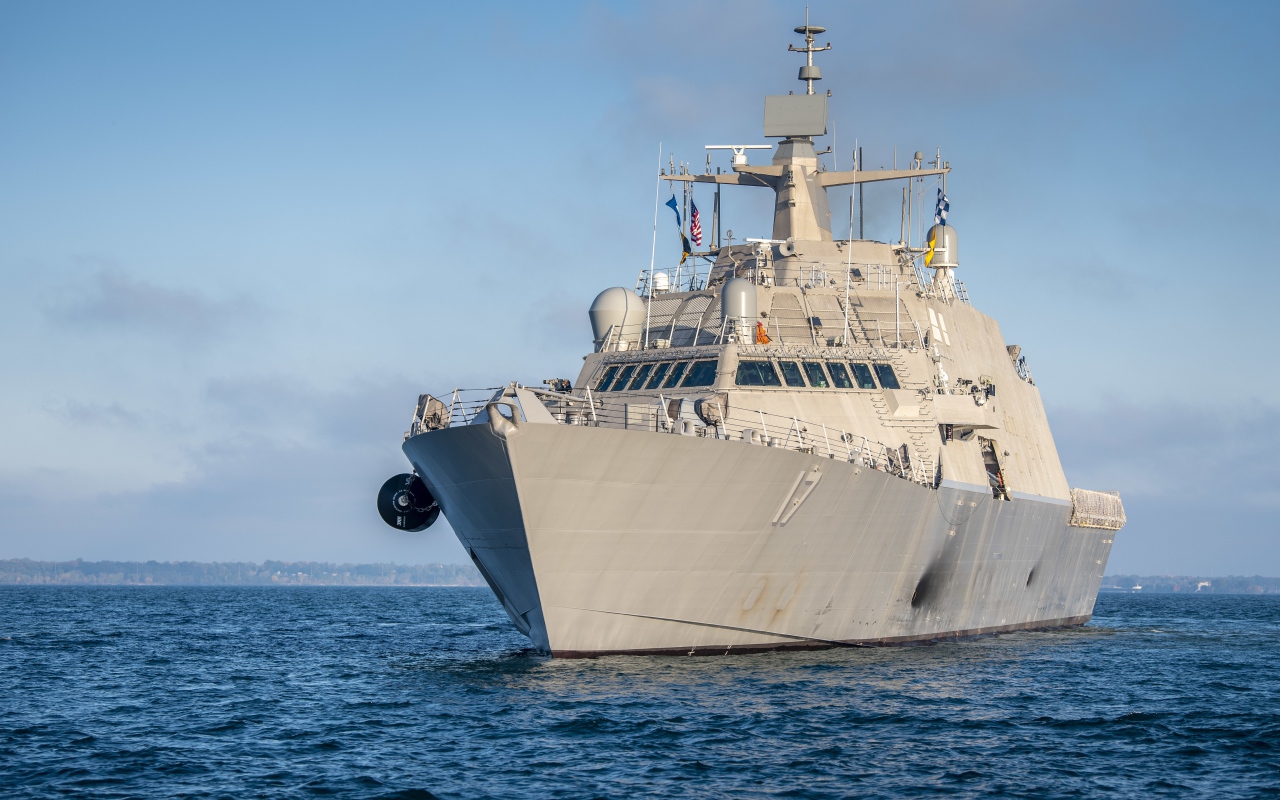 Большой военный корабль USS Indianapolis (LCS-17) в море