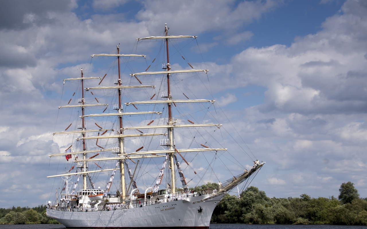 Большой белый корабль с опущенными парусами