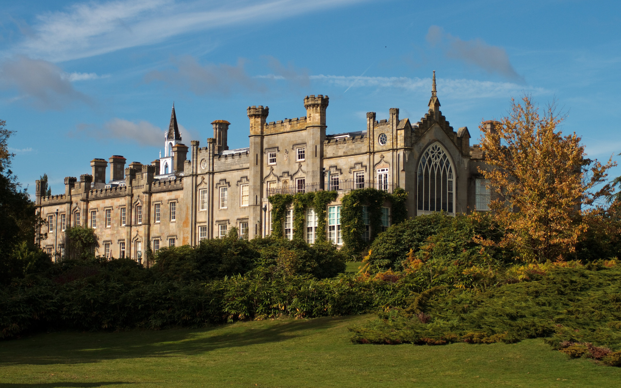 Красивый старинный замок в  Шеффилд парке, Англия