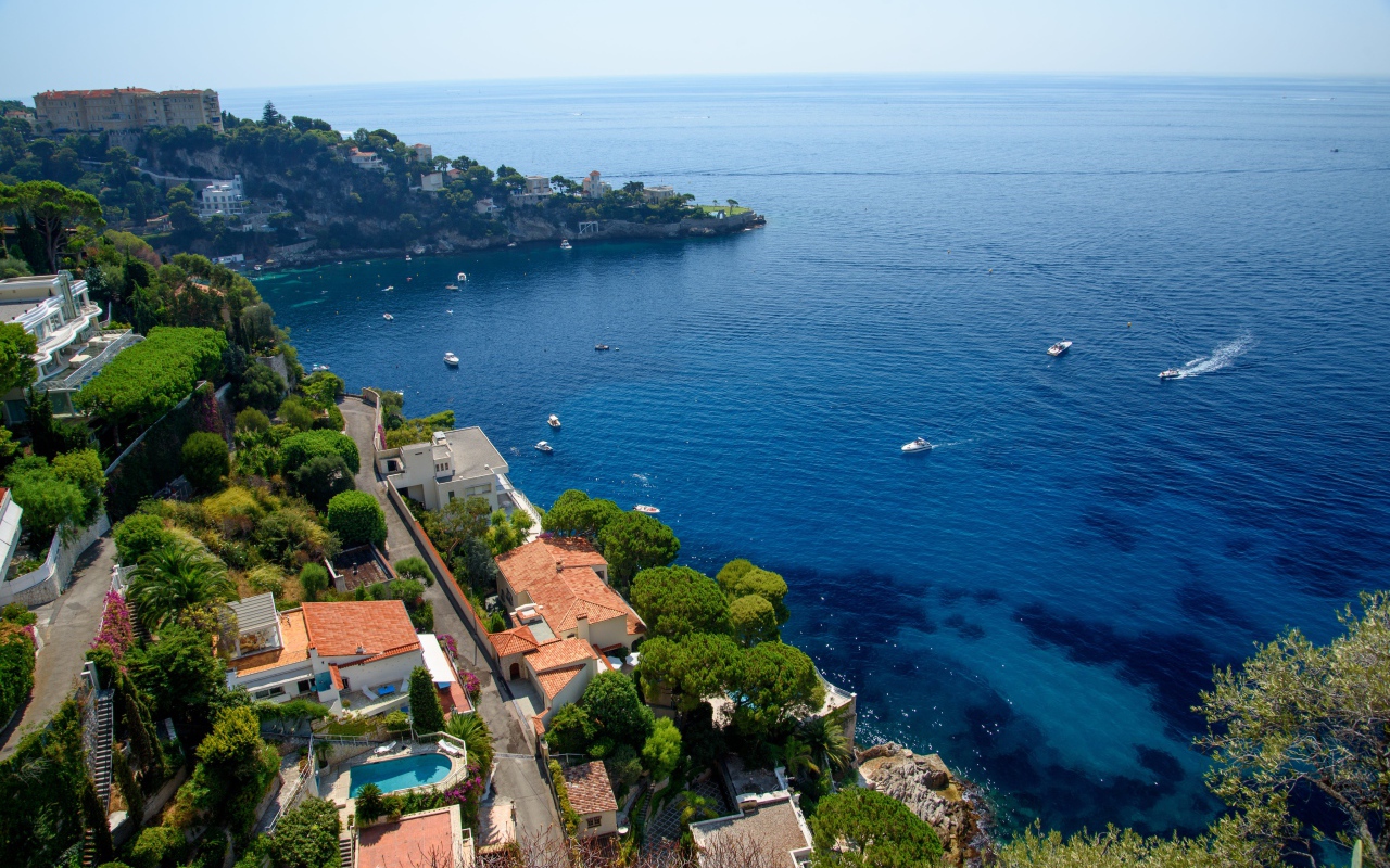 Вид на дома на холме у залива, Франция 