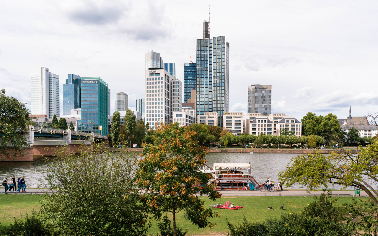 Красивый вид на небоскребы у реки, Германия 