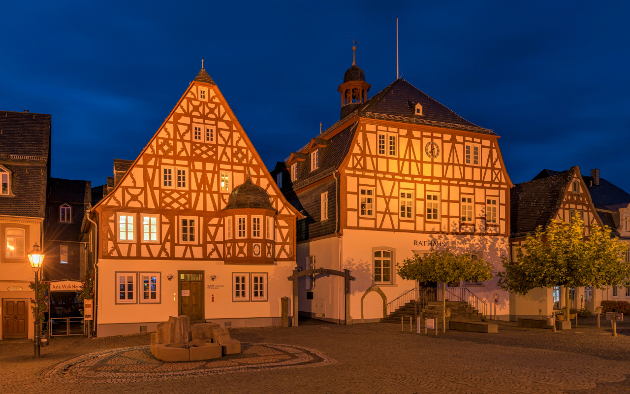 Дома на ночной улице в городе Кирхберг, Германия