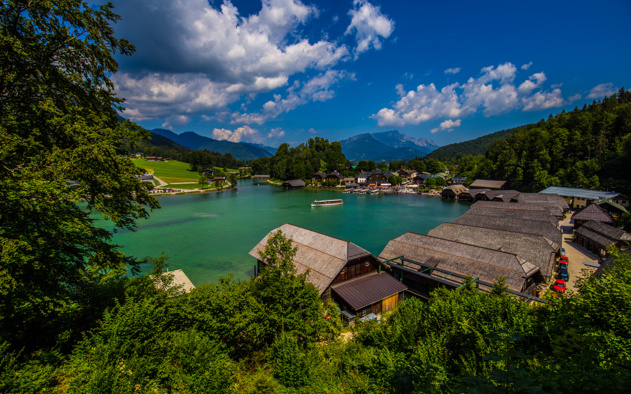 Дома на берегу озера под голубым небом, Германия