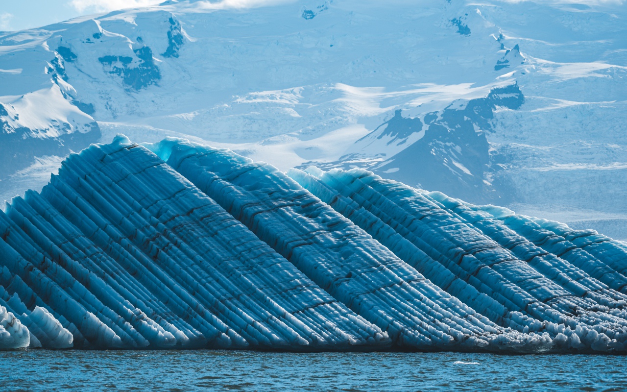 Большой голубой ледник и заснеженные горы Исландии