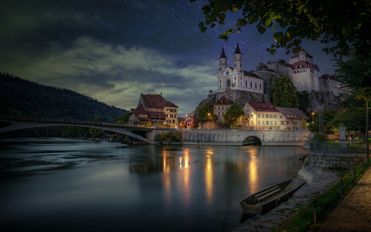 Красивый вид на замок Аарбург ночью под красивым звездным небом, Швейцария