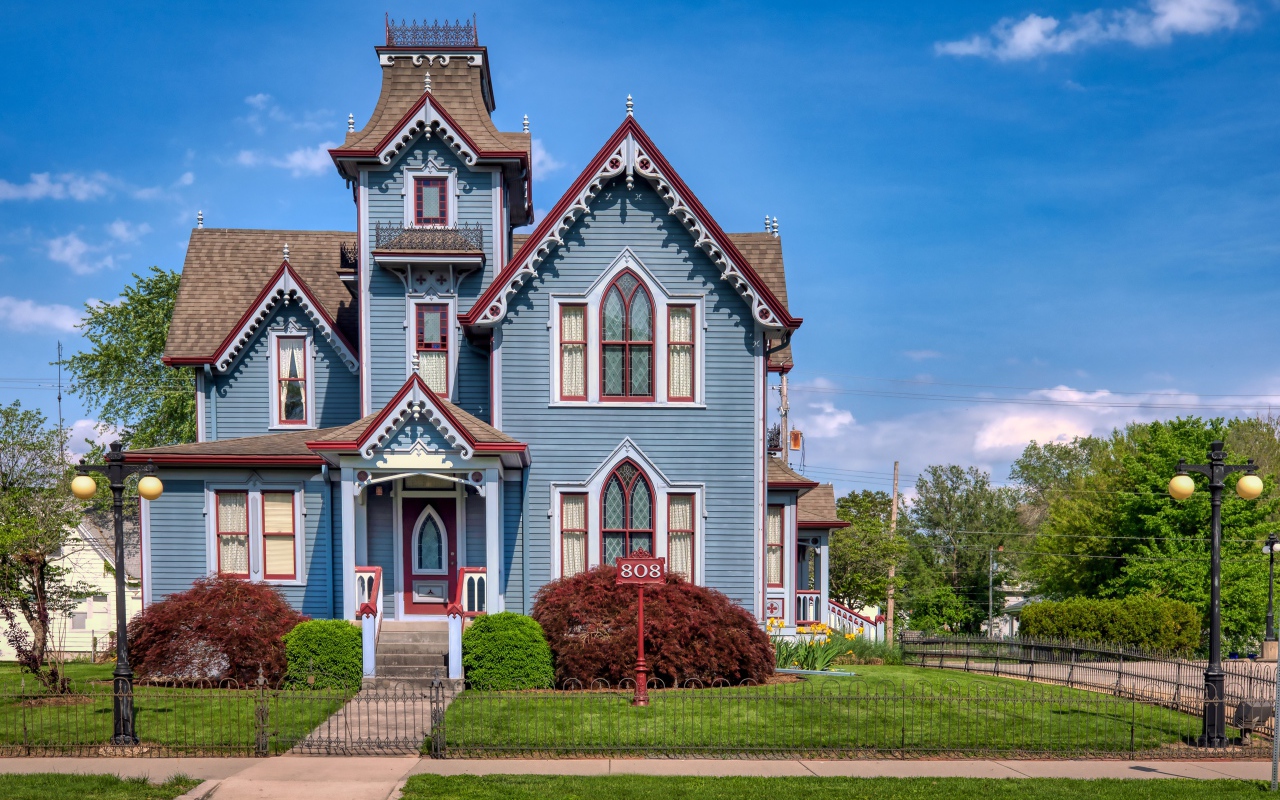 Большой двухэтажный дом на улице, США