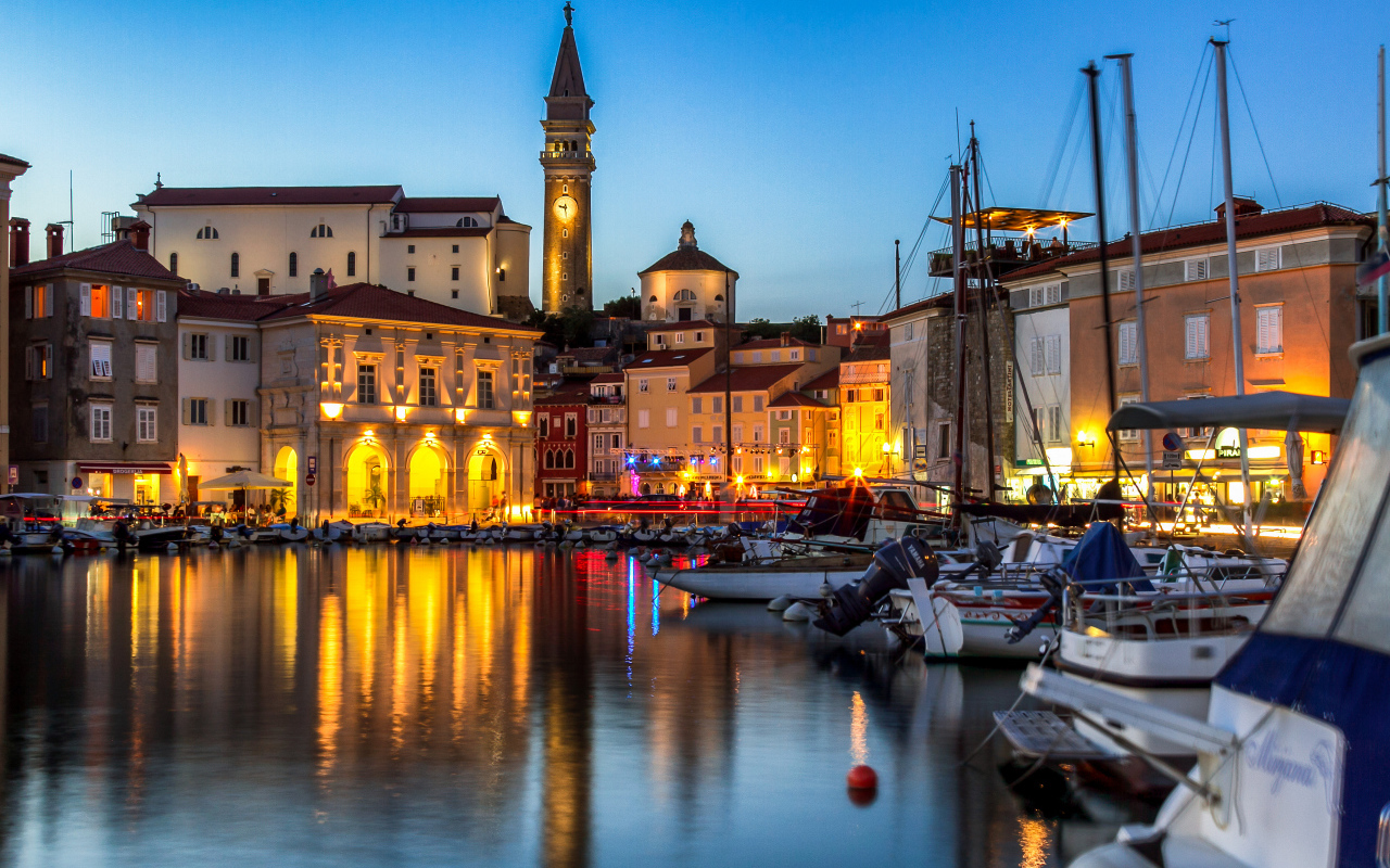 Дома на берегу реки ночью, Словения