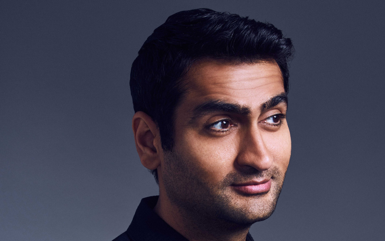 Актер Кумэйл Нанджиани на сером фоне