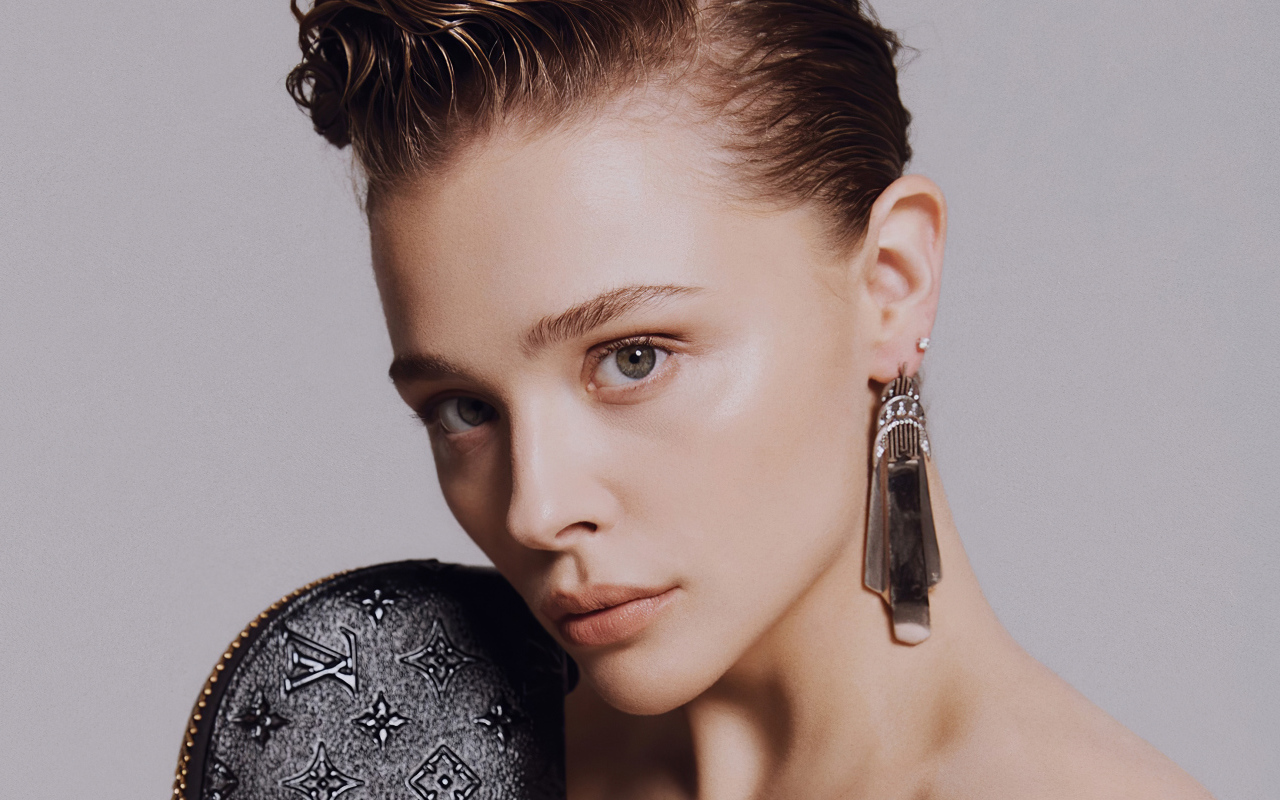 Актриса Хлоя Грейс Морец лицо крупным планом на сером фоне