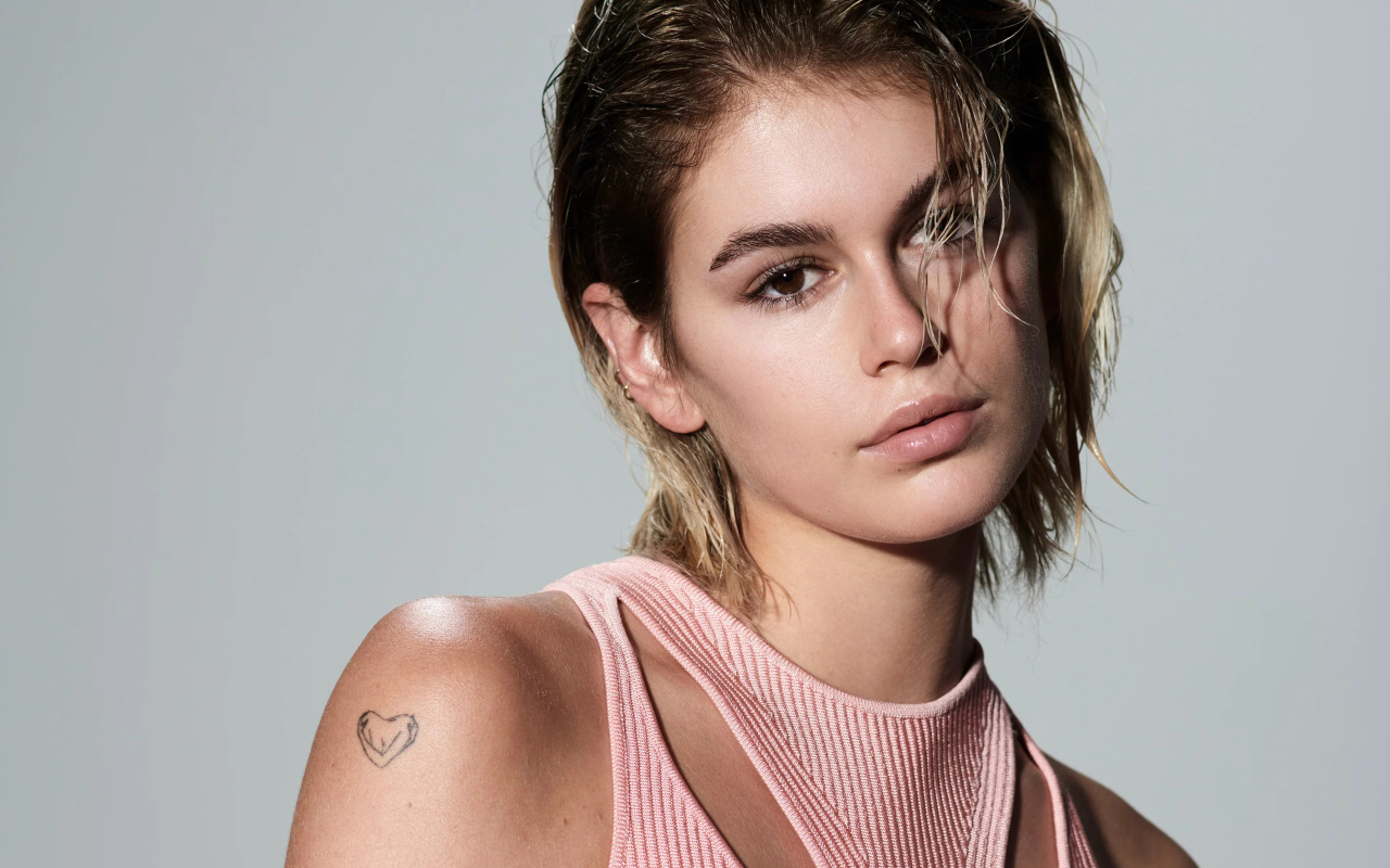 Актриса Кайя Гербер с татуировкой плече