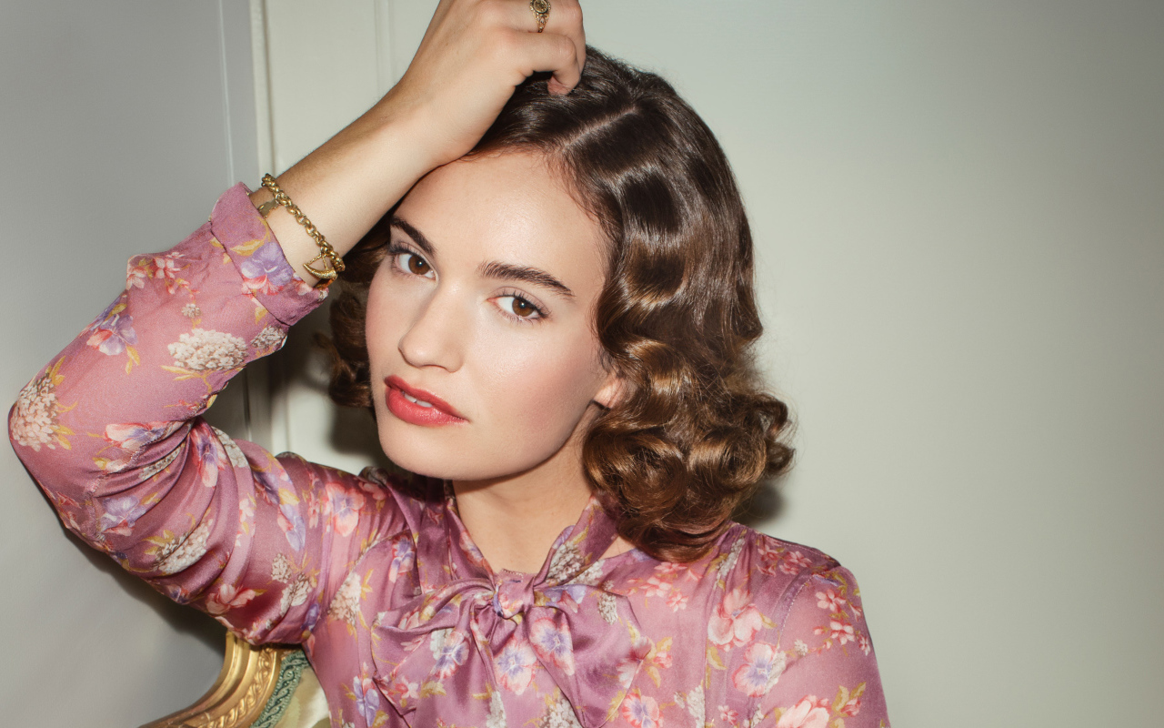 Актриса Лили Джеймс на сером фоне