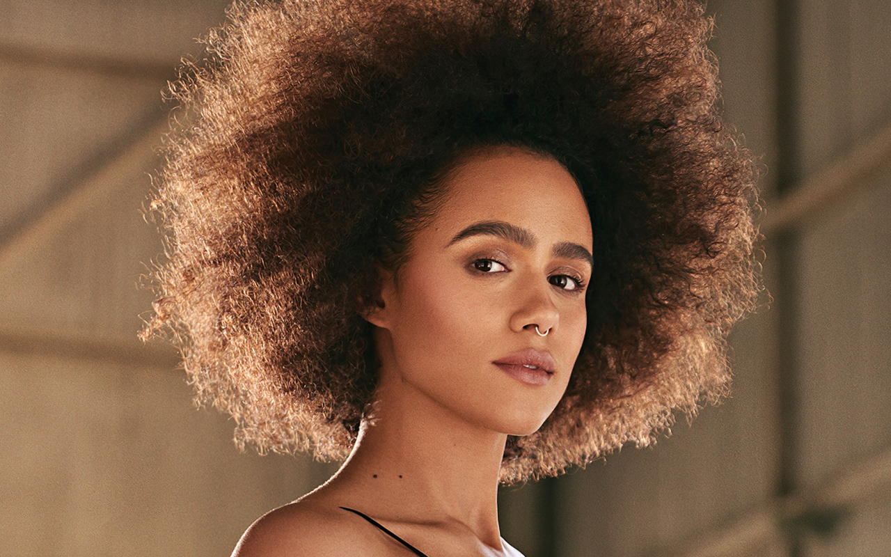 Актриса Натали Эммануэль с прической