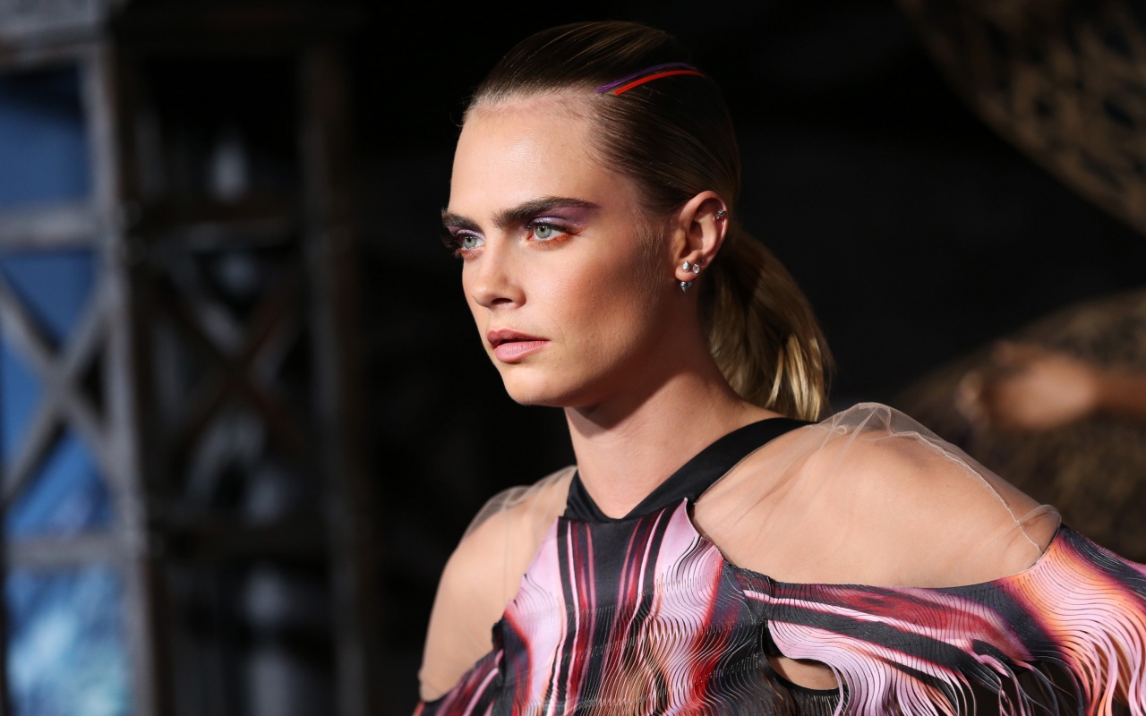 Актриса и модель Кара Делевинь в платье