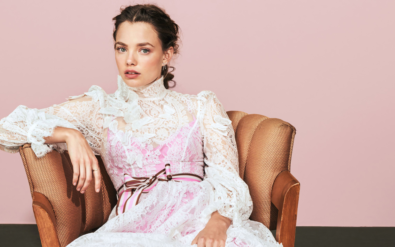 Американская актриса Кристин Фросет в розовом платье в кресле