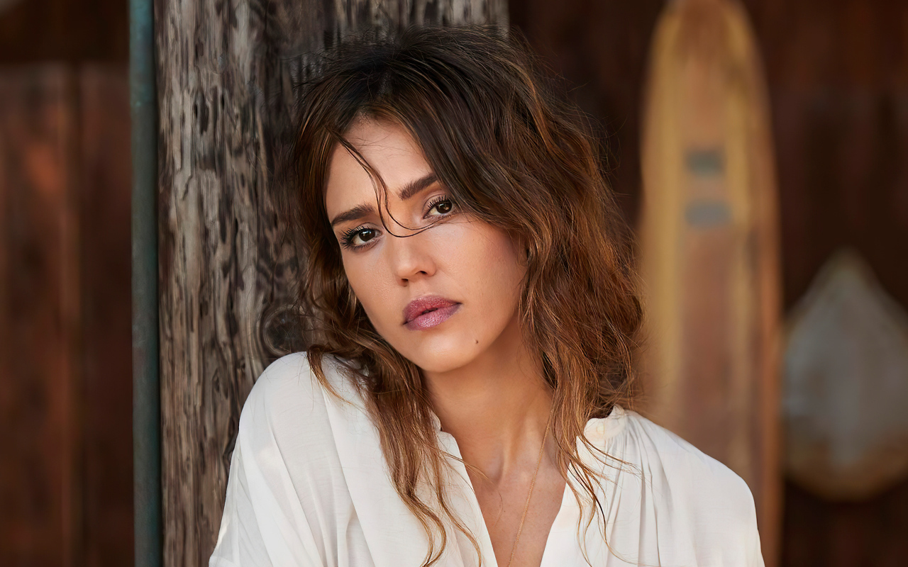 Американская актриса Джессика Альба в белой рубашке