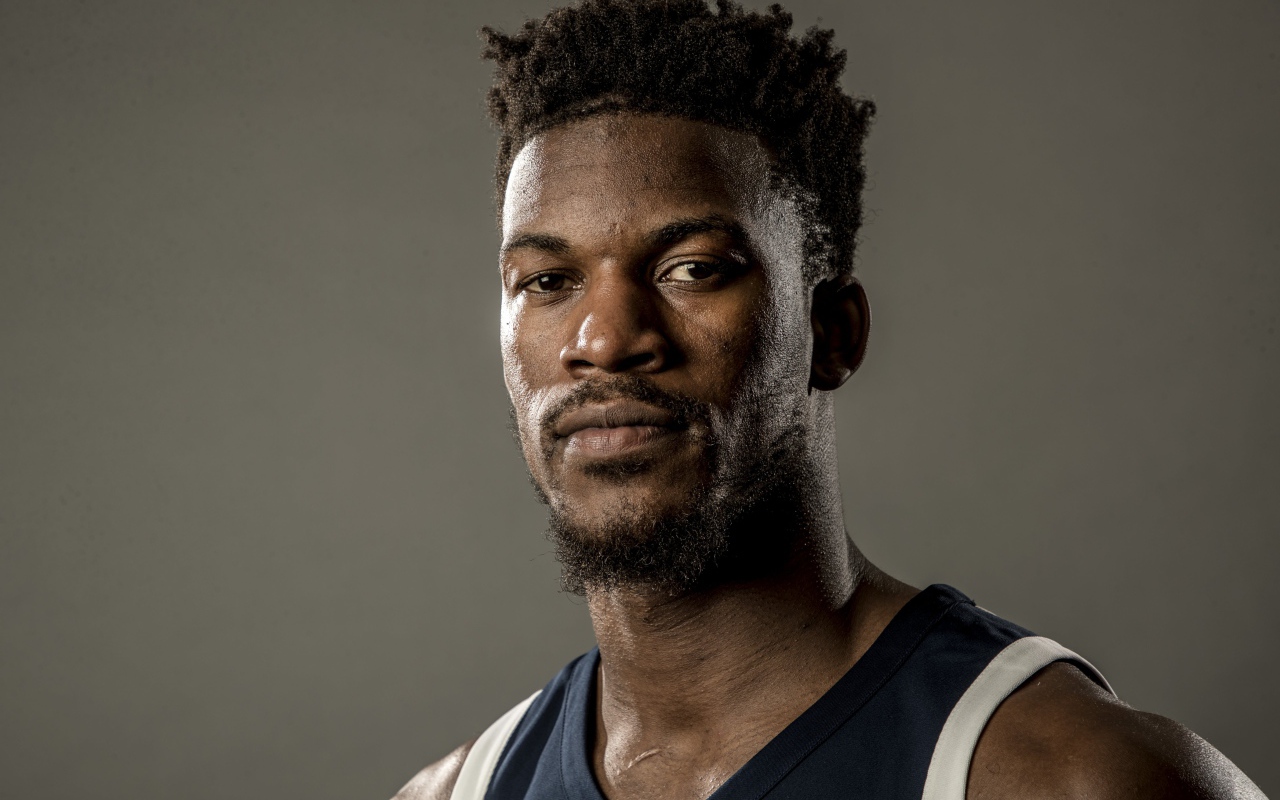 Американский баскетболист Джимми Батлер на сером фоне