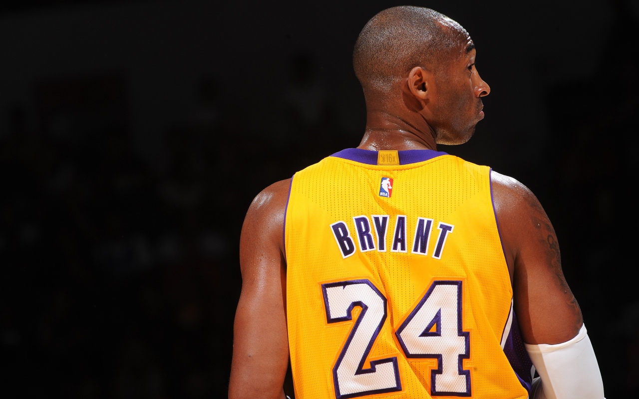 Американский баскетболист Коби Брайант вид сзади