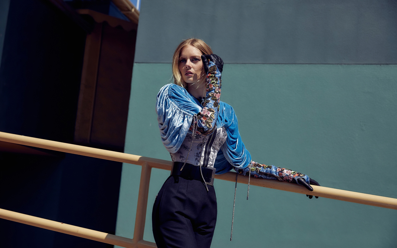 Австралийская актриса, модель Самара Уивинг в костюме