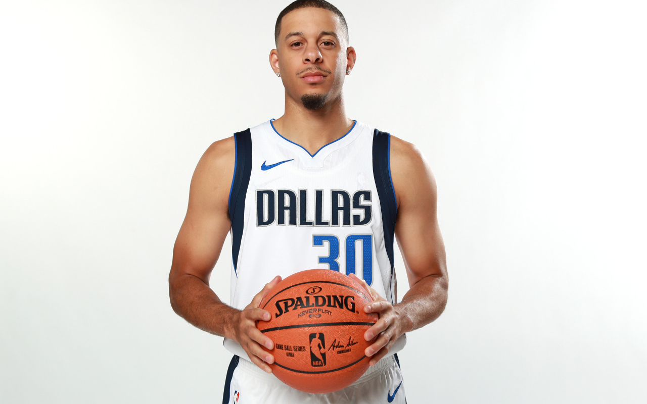 Баскетболист Сет Карри с мячом в руках на белом фоне