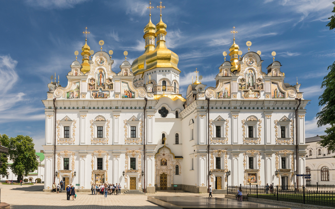 Красивый Успенский Собор под голубым небом, Киев. Украина