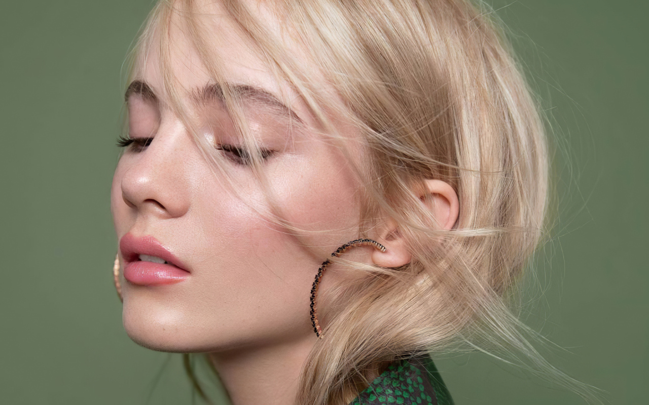 Красивая блондинка, актриса Фрейя Аллан лицо крупным планом