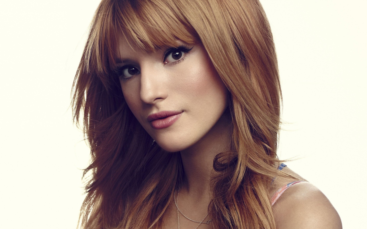 Красивая кареглазая актриса Белла Торн на белом фоне