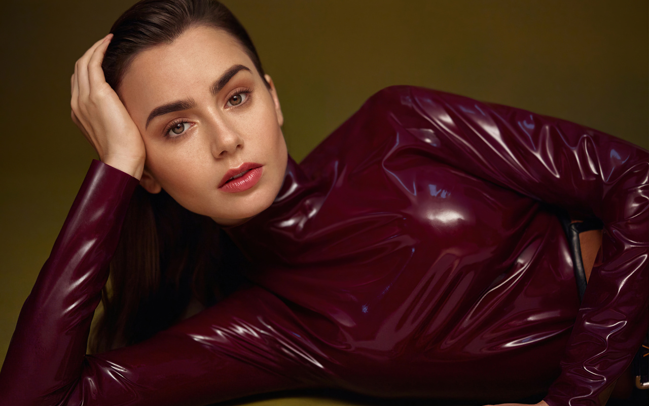 Красивая девушка, актриса Лили Коллинз в кожаном костюме 