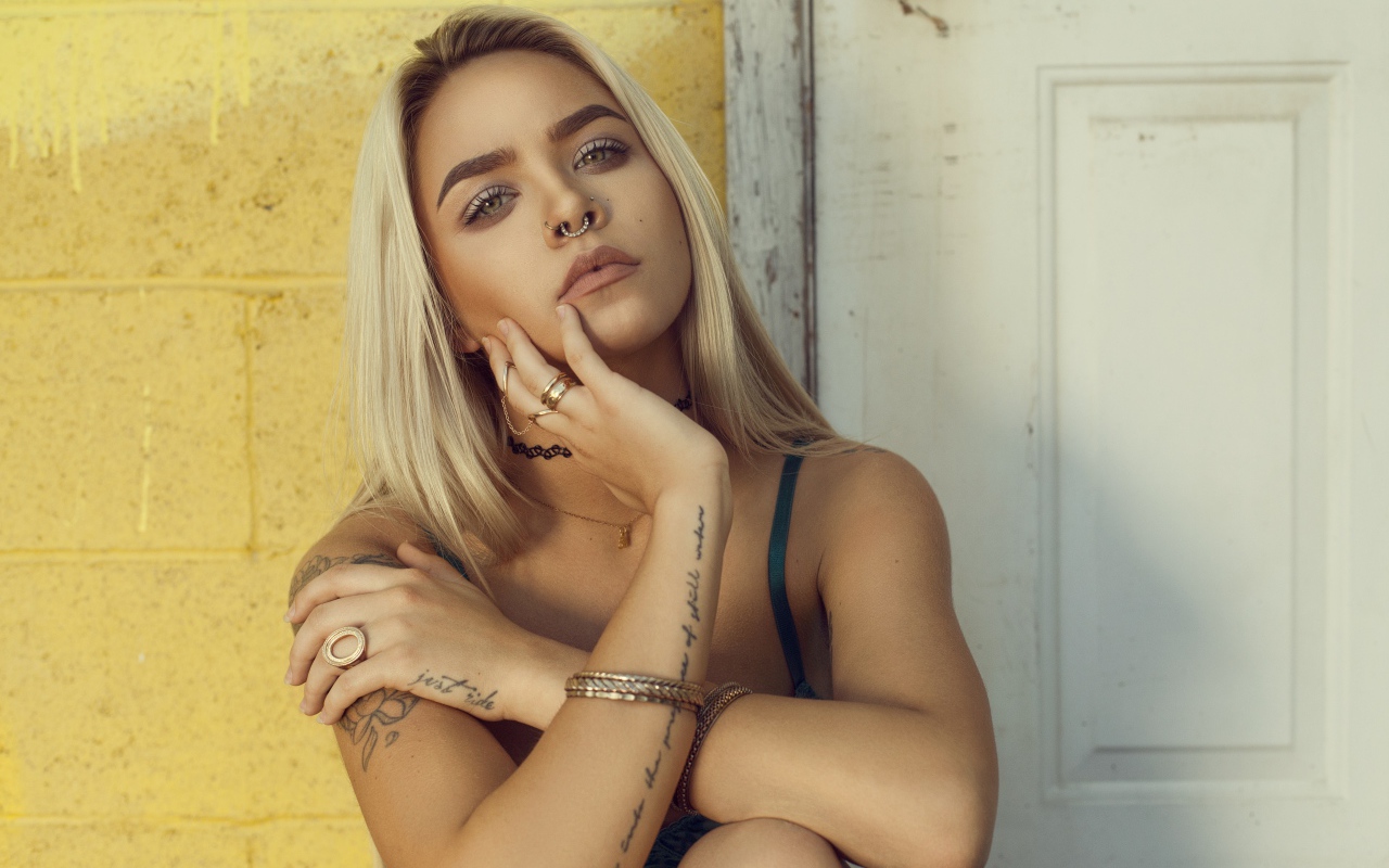 Красивая девушка с татуировками на руках 