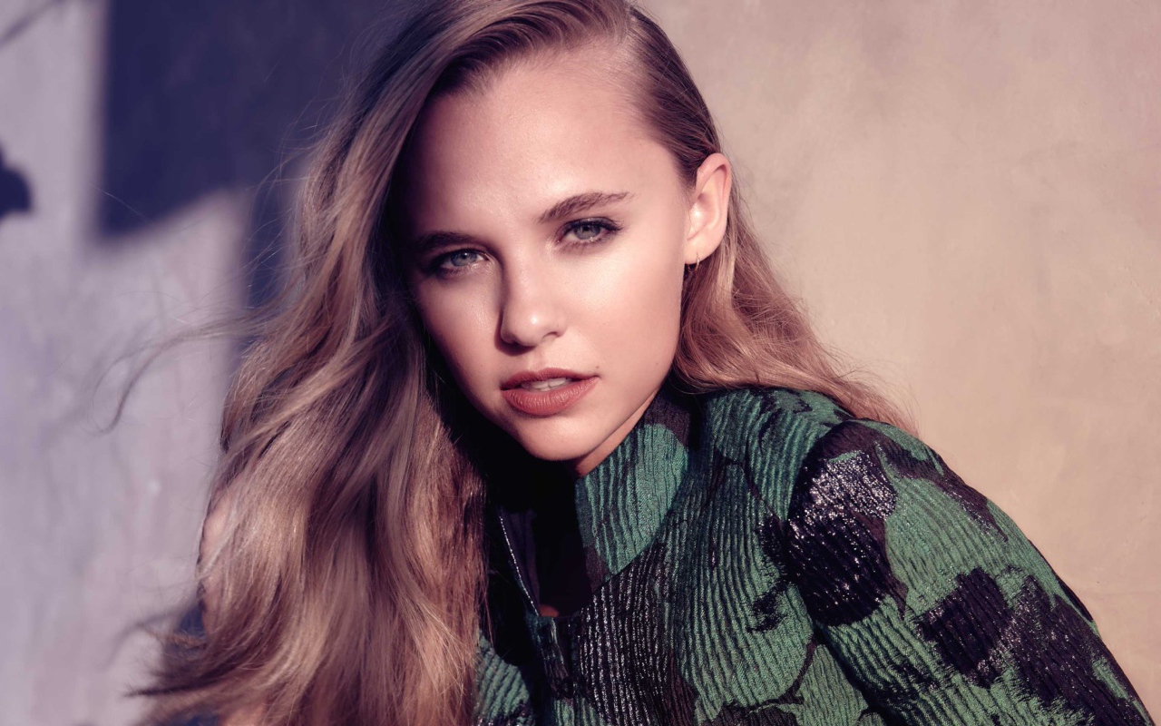 Красивая молодая девушка Мэдисон Айсмен с длинными волосами